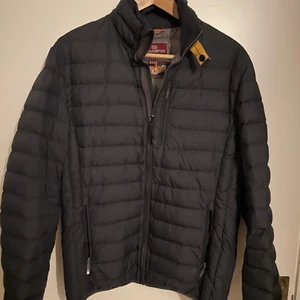 Parajumper Dunjacka  - Säljer min Parajumper jacka eftersom att jag inte har nån användning längre. Den är i jätte bra skick inga smuts fläckar eller skador någonstans. Köpt för 4000kr i Johnells