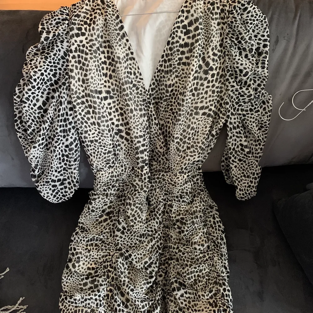 Leopardklänning köpt från Gina, använd endast 1 gång Storlek 40. Klänningar.