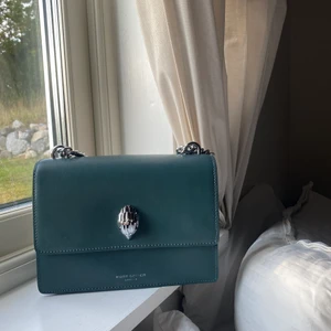 Kurt geiger väska - Säljer min nya Kurt Geiger väska, den har lite annorlunda stil vilket var det jag drogs till men kände bara att det inte var min stil. Använd en gång, kontakta för fler frågor, pris kan diskuteras💕💕nypris 3000-4000kr💕