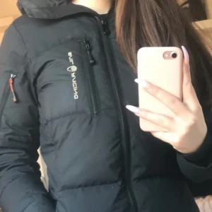 Sail Racing jacka  - Andvänd endast 1 år. Ser rätt så ny ut, priset kan diskuteras 