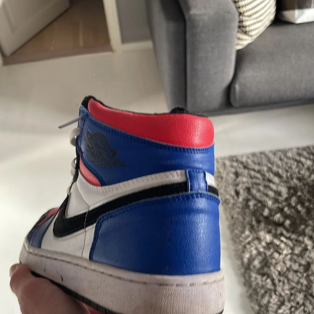 Nike air jordan 1 skor  Bra skick bara lite smutsiga Pris kan diskuteras   . Skor.