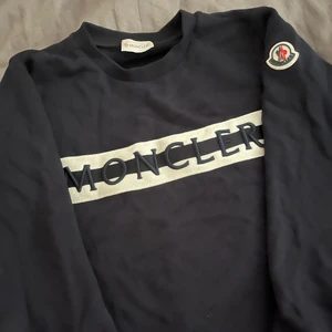 Moncler  - Äkta moncler sweatshirt i bra skick. Strl 152