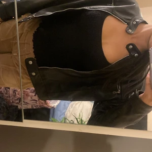  Skinnjacka  - En jätte fin skinnjacka på värde av 2800kr men har använt några gånger men inga tarsigt säljer den för 1000kr billigare 😁