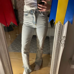Straight split jeans  - Jätte fina ljus blåa bikbok jeans, använda Max 2 gånger alltså typ som helt nya🙂