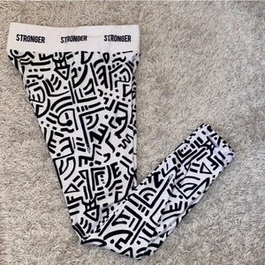 Stronger tights  - Säljer mina träningstights från Stronger i storlek S som bara är använda en gång. Tveka inte att höra av dig ifall du är intresserad eller vill se mer bilder💗