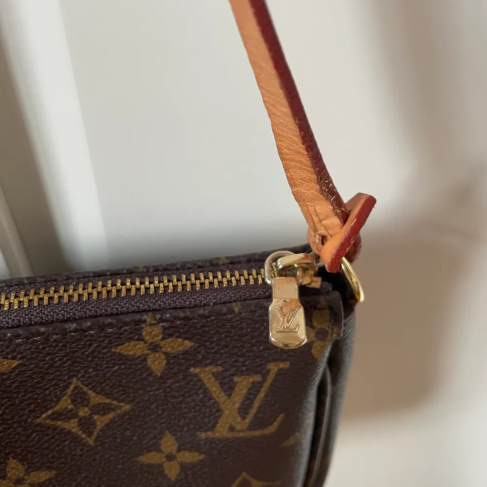 Louis Vuitton väska! Säljer nu min fina väska som är i gott skick! Köpt på Blocket för ca ett år sen. Kan ej garantera äkthet men numret på sista bilden visar på äkthet och kvaliten är hög!   Kan som sagt inte lova äkthet!. Väskor.