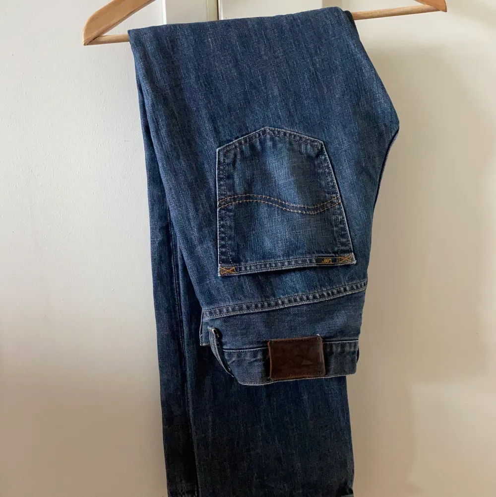 Low rise lee jeans, väldigt bra skick, har använt dom kanske 1 gång. Säljer dom då dom är lite små för mig💕💕strl W32 L34 men passar på S skulle jag säga  Köpare står för frakt💕. Jeans & Byxor.