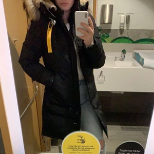Parajumper longbear  - Säljer min Parajumper, pågrund av den har blivit för liten. Den är verkligen en perfekt höst/vinter jacka, håller kylan jätte bra! Jackan är i mycket bra skick. (Äkta) Kvitto finns med. Jackan köptes för 11 000. Skriv till mig för fler bilder! 