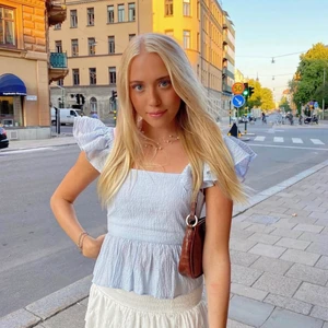 Blus - Säljer denna jätte söta ljusblåa blusen/ toppen så söt antingen till jeans eller kjol! 💕☺️ storlek xs har även jätte söt rygg där man kan knyta en rosett