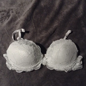 Vit spets bh 80B - Vit bh med spets i storlek 80B. Säljer för 25kr + frakt 