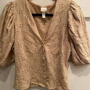 Topp  - En topp med puffiga armar, storlek s men passar m