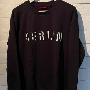 Hugo Boss tröja - Mörkblå Hugo Boss tröja storlek L. Nyskick. 