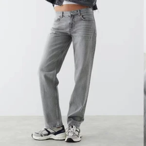 gina tricot!! jeans low waist - intressekoll!! säljer endast vid ett bra bud💓 byxorna är grå i low waist och är helt slutsåld på hemsidan, dom kan passa storlek 36 också💓 TRYCK INTE PÅ KÖP DIREKT!!