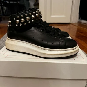 Skit coola Alexander mcqueens!  - Asssss coola sneakers från Alexander McQueen med nitar! Köpta nya från vestaire collective för 4000❤️bra skick förutom lite smuts på sulan🥰🥰är i storlek 40 men är som en 39😍😍😍
