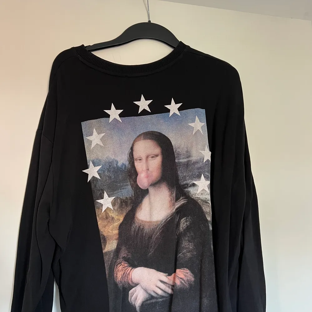 Super cool Mona Lisa tryck på ryggen och vanlig svart där fram. Från Zalando . Tröjor & Koftor.