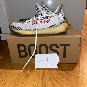 Adidas yeezy zebra  - Använda i ett och ett halvt år ungefär den ett år tillbaka har dem bara blivit liggandes. Ser ut som nya förutom undersidan (se bild).