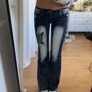 Crazy age jeans - !SÄLJER FÖR BRA PRIS! Crazy age jeans🤍midja:82 (men väldigt lågmidjade så snarare höft mått, innerbenslängd:80 cm (nersprättade), har två små vita fläckar men syns knappt, DIREKTPRIS:550
