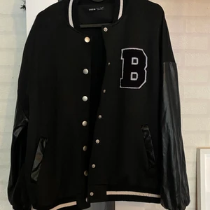 snygg jacka  - svart fin oversize jacka, passar alla och väldigt skön att ha på dig.