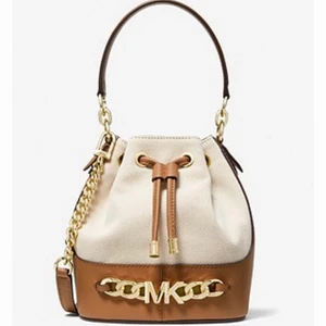 Michael Kors väska - Evon - Väska i nyskick. Aldrig kommit till användning.  https://www.michaelkors.eu/en_SE/devon-small-canvas-bucket-bag/_/R-32S2GDVC0C