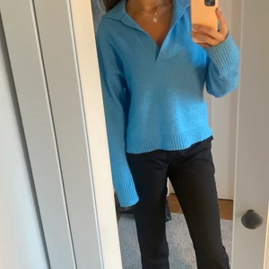 Stickad tröja  - Säljer min V ringade stickade tröja i en jättefin blå färg ! Så sjön och mysig nu till hösten!