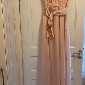 Långklänning XS - Långklänning storlek XS. Köpt från bubbleroom, använd en gång. Är ihopsydd lite vid bysten (se bild), men går lätt att spätta upp. Dålig kvalitet på bilderna , kan ta andra om så önskas.