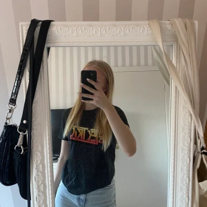 Svart t-shirt  - Svart t-shirt med tryck från gina, använd ca 2 gnr💕