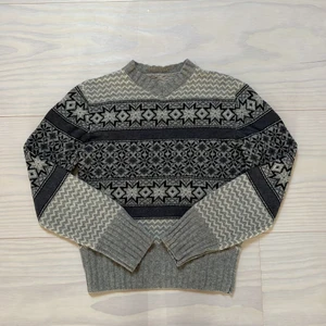 Mönstrad stickad tröja - Superskön tröja! Perfekt till kalla dagar🍂 Pris kan diskuteras vid snabb affär.