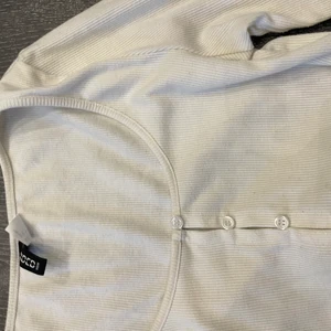 Vit långärmad topp - Vit långärmad tröja som går ganska högt upp på magen