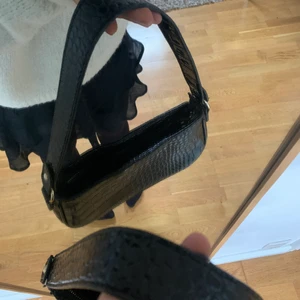 axelrem väska svart - supersöt axelrem väska