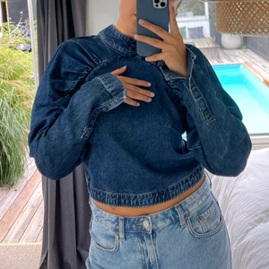 ROTATE topp - Säljer denna älskade ROTATE topp (birger christensen) i jeanstyg. Nypris - ca 1600. Mitt pris - 600.  Priset är exkluderat frakt❗️ Hör av er om ni har några frågor❤️‍🔥