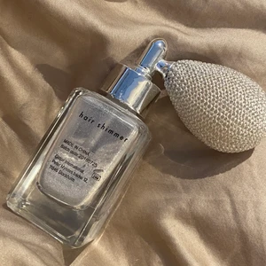 HÅR GLITTER SPRAY! - Hej! Säljer mitt hår glitter spray ifrån glitter! Använt nästan 1/3 av flaskan men den håller hur länge som helst! Bara 3 spray & ditt hår kommer GLITTRA! Perfekt för utekvällar elr när man vill pampa upp en fet outfit! Svårt att visa hur de blir på bild😅