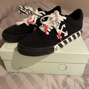 Off-white skor - Säljer dessa då dom aldrig används tyvär och köpta ifrån deras hemsida. Strl: 44 Skick: 9,5/10 Tar ENBART Swish 