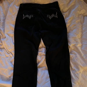 Jeans - Tvärcoola jeans med tryck på bakfickorna. Från Shein—utsålda helt. Strl M! Frakt tillkommer💓 🚚 