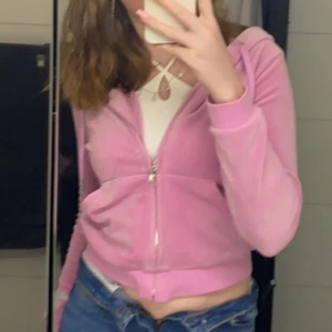 Rosa juicy tröja - Hej, säljer min rosa juicy tröja i storlek S som är köpt på Raglady för cirka 2 månader och är använd typ 3-4 gånger, skriv för fler bilder💓