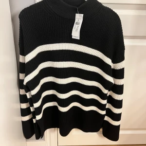 Storlek M - Jättefin stickad tröja. Aldrig använt.  Original pris 500kr
