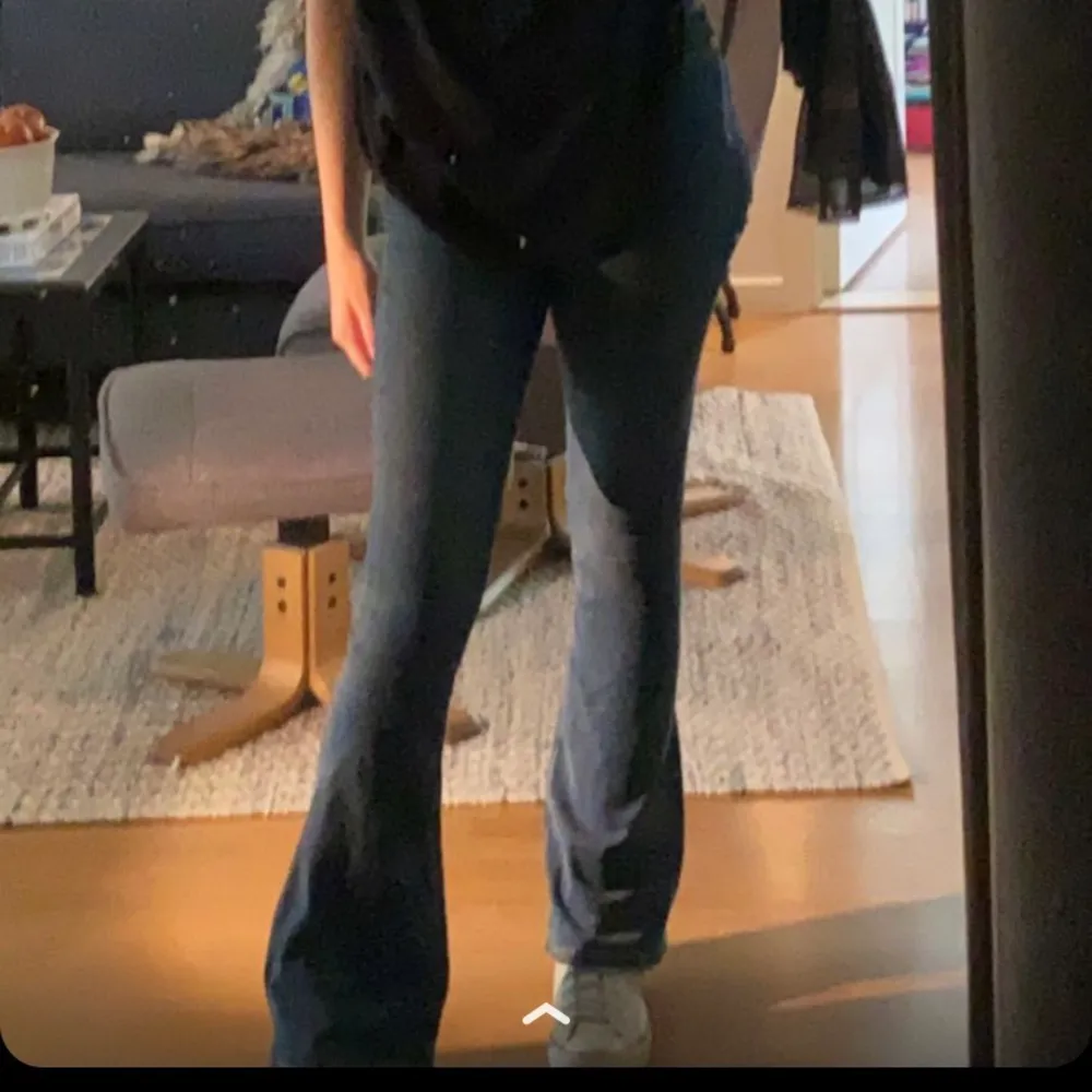 Jättefina Mörkblå bootcut jeans Från Lager 157, dem är använda men är i bra skick och har inga hål eller något som är sönder! (Köparen står för frakten) 💕 . Jeans & Byxor.