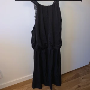 Klänning - Aldrig använd, typ satin liknande. Superskön o fin☺️ i priset ingår frakt!🤩