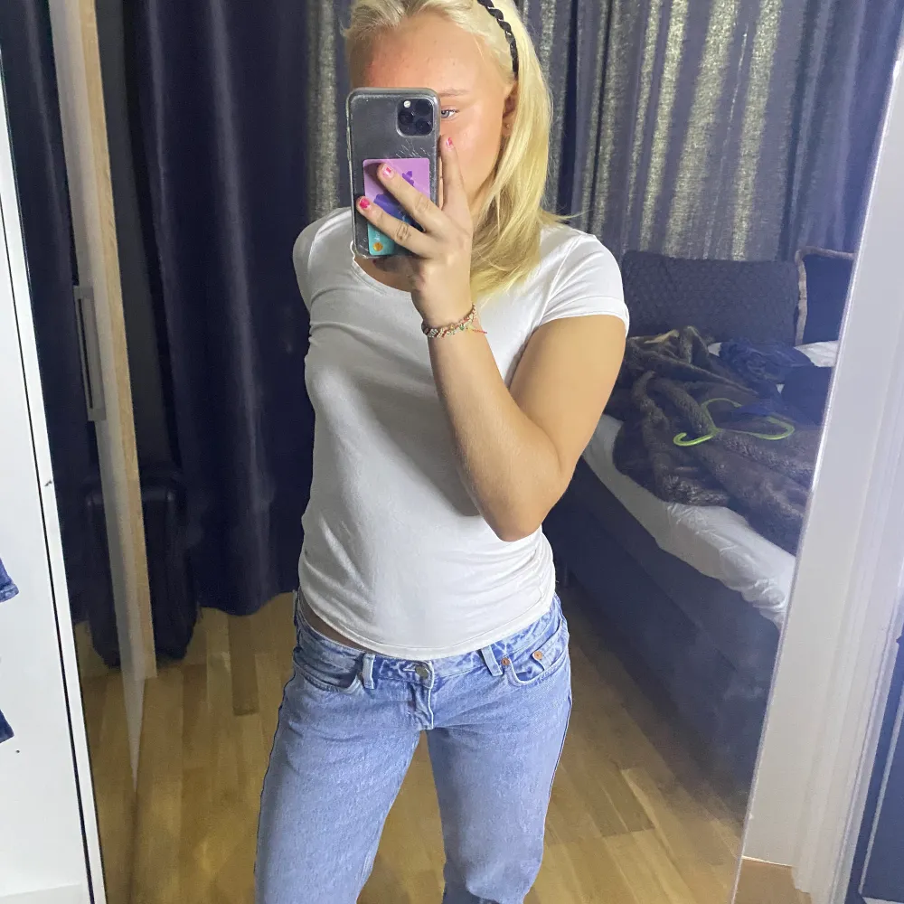 Snygga Arrow jeans från Weekday. Säljer då jag vill ha mer bagy. . Jeans & Byxor.