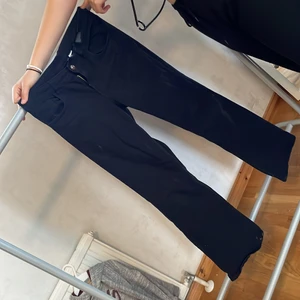 Lågmidjade jeans med utsvängda ben - Svarta jeans med låg midja &utsvängda ben. Storlek;38 I använt men gott skick. Hund finns i hemmet. 
