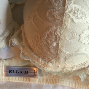 Ella M bh i olika färger  - Säljer 5st jättefina bh från Ella M som använts max 2 gånger var, därav nyskick. Storlek 85B i alla, men passar också dig som har 80C / 85A.   Färger som finns: Vit med spets  Svart med spets Röd med spets  Lila med spets  Blå med spets   Nypris: 349kr