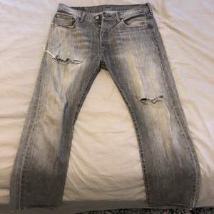 Feta vintage jeans som sitter bra och är i bra condition. Storleken är som 32/32. Raka ben och de går över skorna, har två hål. Kan mötas upp i Stockholm eller frakta. 🙌