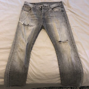Vintage Levis Jeans - Feta vintage jeans som sitter bra och är i bra condition. Storleken är som 32/32. Raka ben och de går över skorna, har två hål. Kan mötas upp i Stockholm eller frakta. 🙌