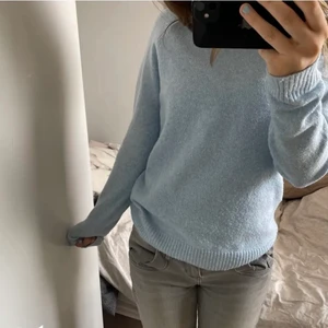 Stickad tröja - Säljer min jätte fina stickade tröja i en ljusblå färg från Vera Moda, säljs pga att jag har två stycken!💓