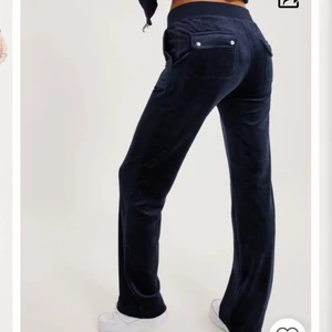 Juicy byxor - Säljer mina mörkblåa juicy byxor i stl M då ja inte använder dom❤️ använda typ 5 ggr