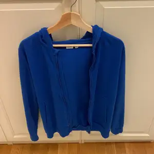 Säljer den här blåa zip hoodien från märket ”name it” men köpt på zalando, jätte bra skick och säljer då jag inte använder den längre! Skriv vid intresse!❤️ 