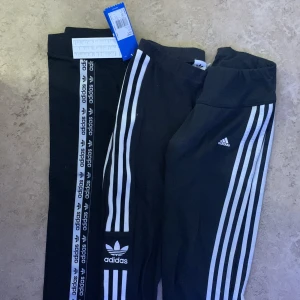 Adidas tights  - Jag säljer 3 olika adidas tights i bra skick  Den tilll höger har använts ett fåtal gånger I mitten är oanvänt  Vänster finns prislapp kvar aldrig använts säljer 100krst köper man alla blir det billigare hör av er vid frågor eller intresse av flera bilder