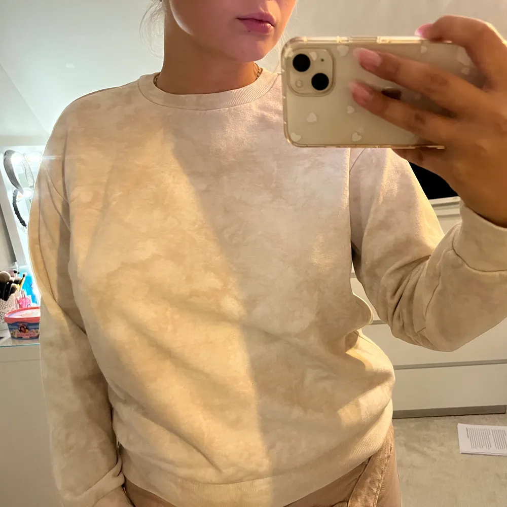 En beige sweatshirt med lite mönster på från hm🤪 kommer inte till användning längre🤘🏼. Tröjor & Koftor.