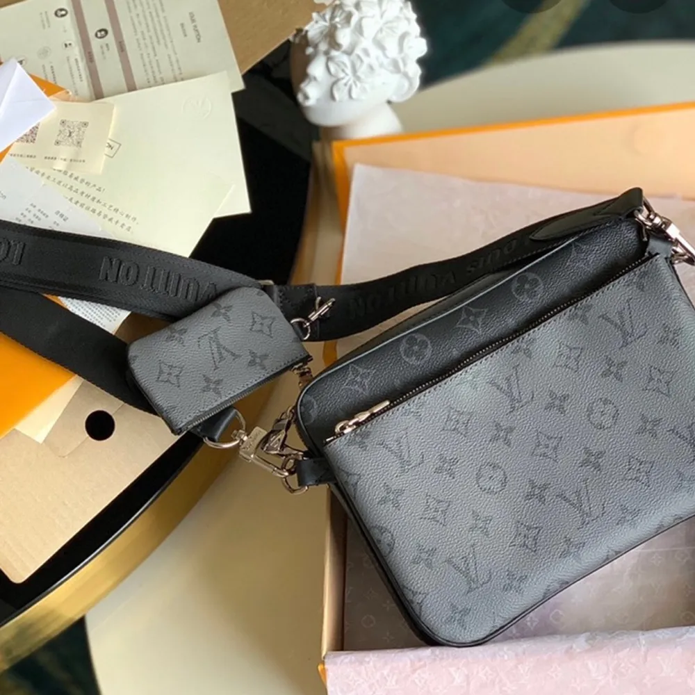 Louis Vuitton trio bag , bra skick (använd 2-3ggr) vill sälja då jag fick en liknade väska i present. Säljs för 3200kr . Accessoarer.