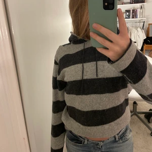 Stickad hoodie - Grå stickad randig hoodie! Jättehärlig till vintern. Köparen står för frakt