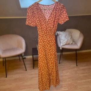 Klänning stl s  - Köpt på shein så därmed priset men aldrig använd. Väldigt fin. Man knyter den själv runt sig. 